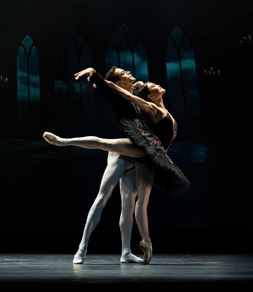 David Motta Soares and Riho Sakamoto in the Black Swan pas de deux from <i>Swan Lake</i> © Carol Lancelloti