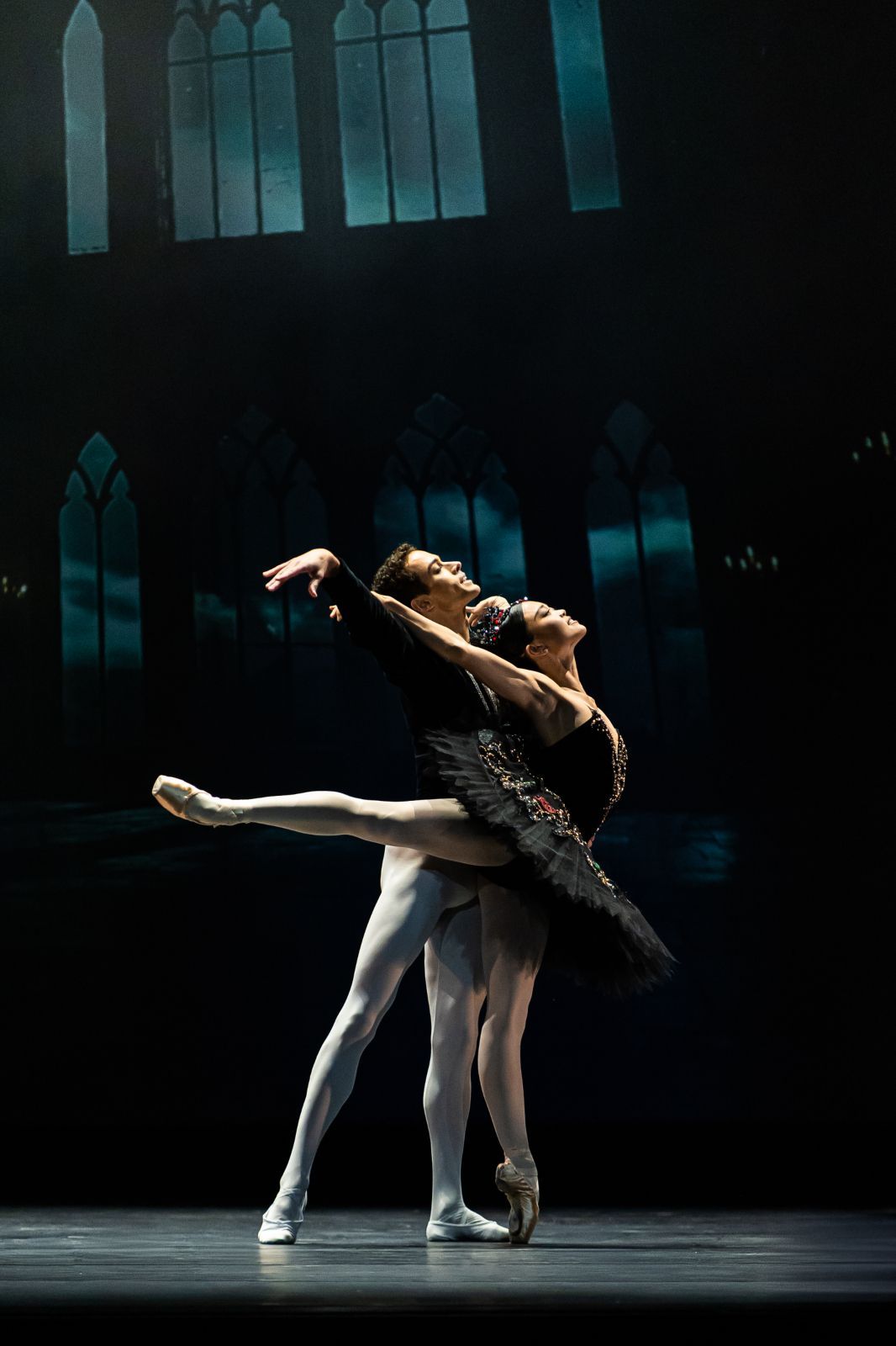 David Motta Soares and Riho Sakamoto in the Black Swan pas de deux from <i>Swan Lake</i> © Carol Lancelloti
