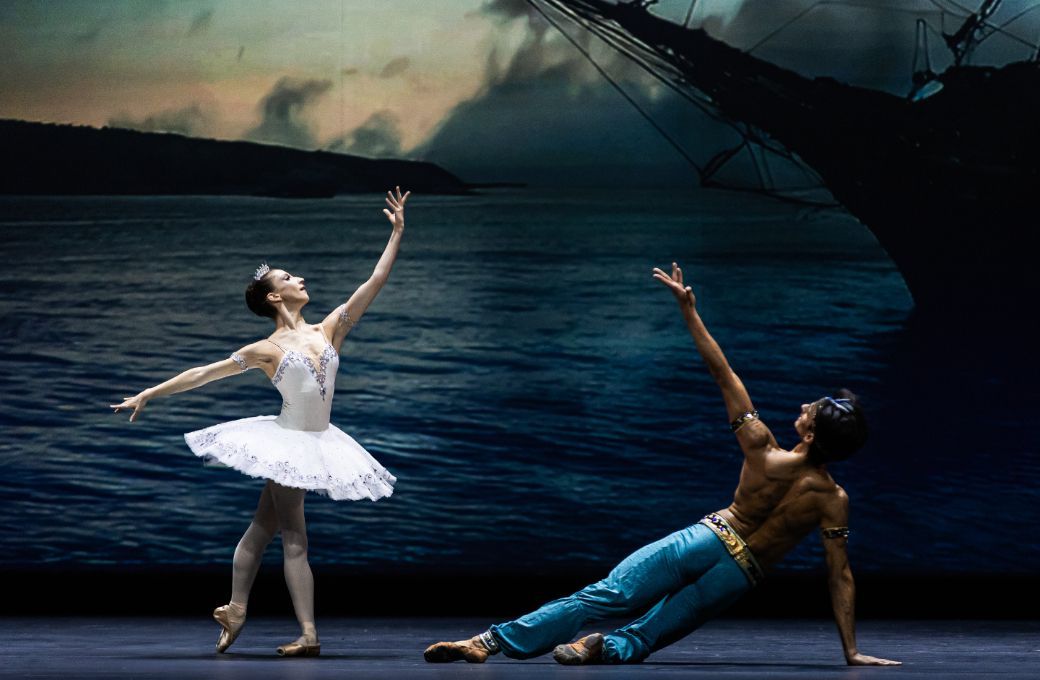 Inés McIntosh and Constantine Allen in the pas de deux from <i>Le Corsaire</i> © Carol Lancelloti