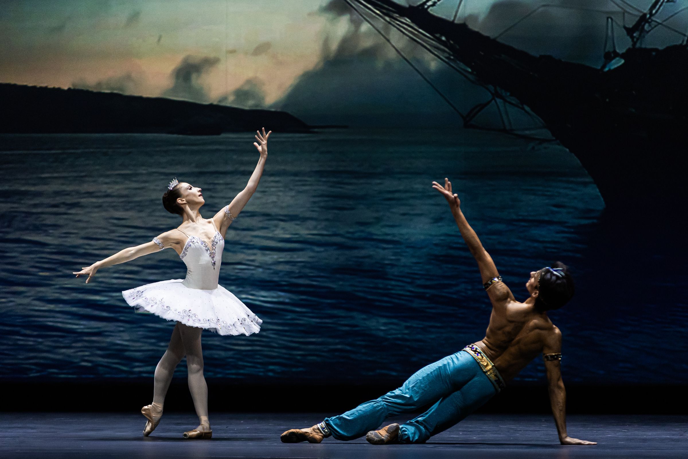 Inés McIntosh and Constantine Allen in the pas de deux from <i>Le Corsaire</i> © Carol Lancelloti