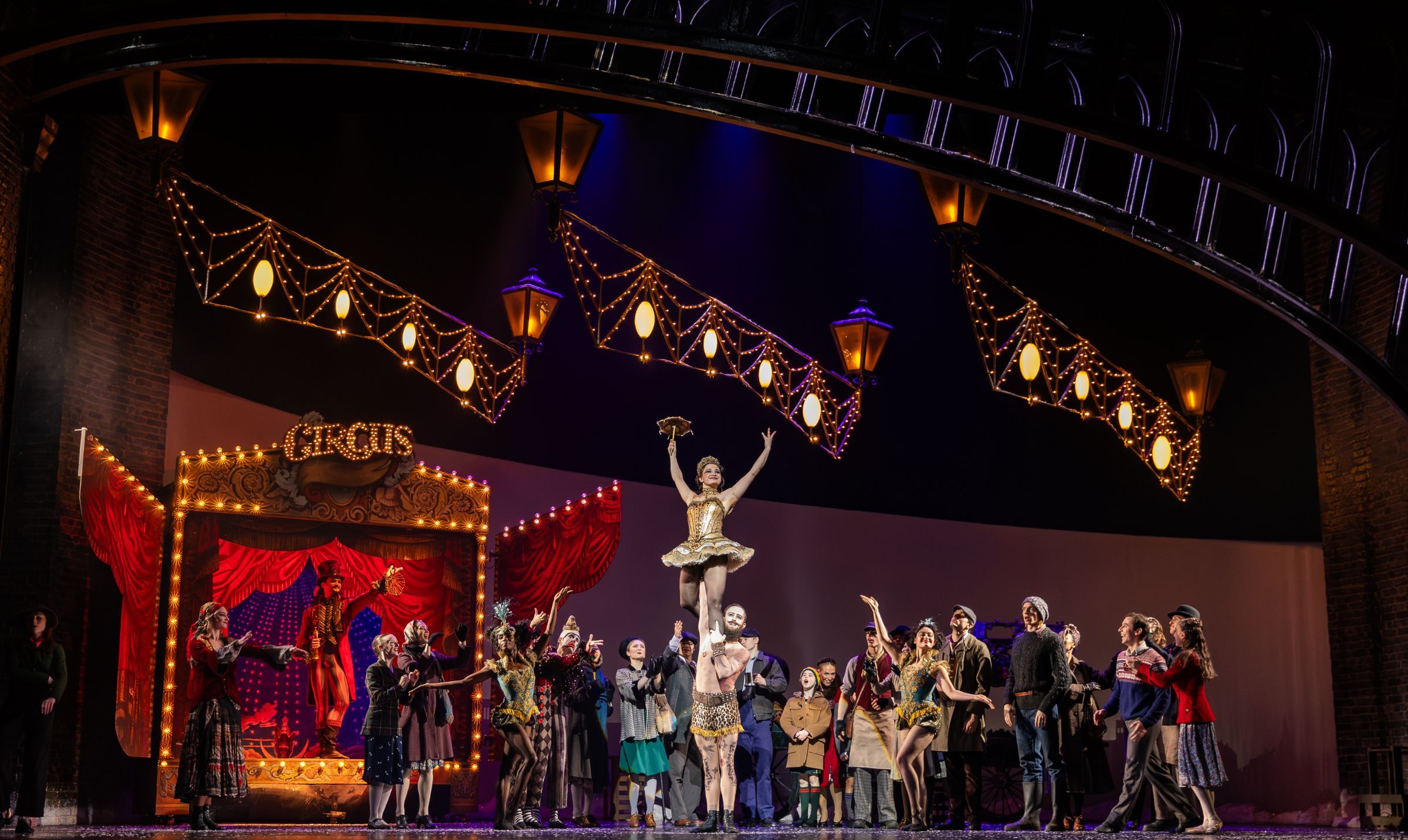 Alice Kawalek as The Ballerina and Thomas Edwards as The Strongman in Hampson's <i>The Snow Queen</i> &copy; Andy Ross