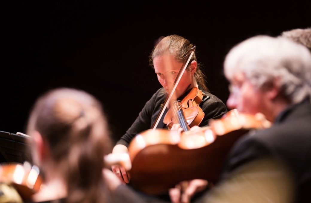 Zoë Beyers leads the English Symphony Orchestra © Michael Whitefoot