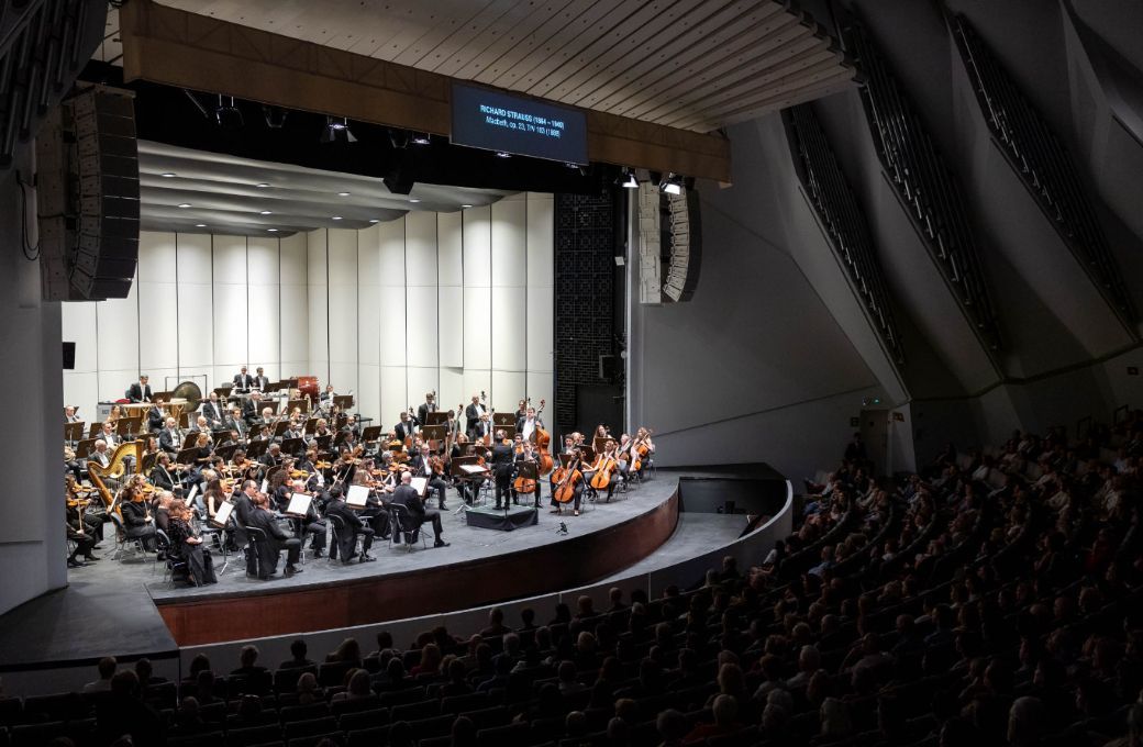 Nuno Coelho al frente de la Orquesta Sinf&oacute;nica de Tenerife &copy; Miguel Barreto | Auditorio de Tenerife
