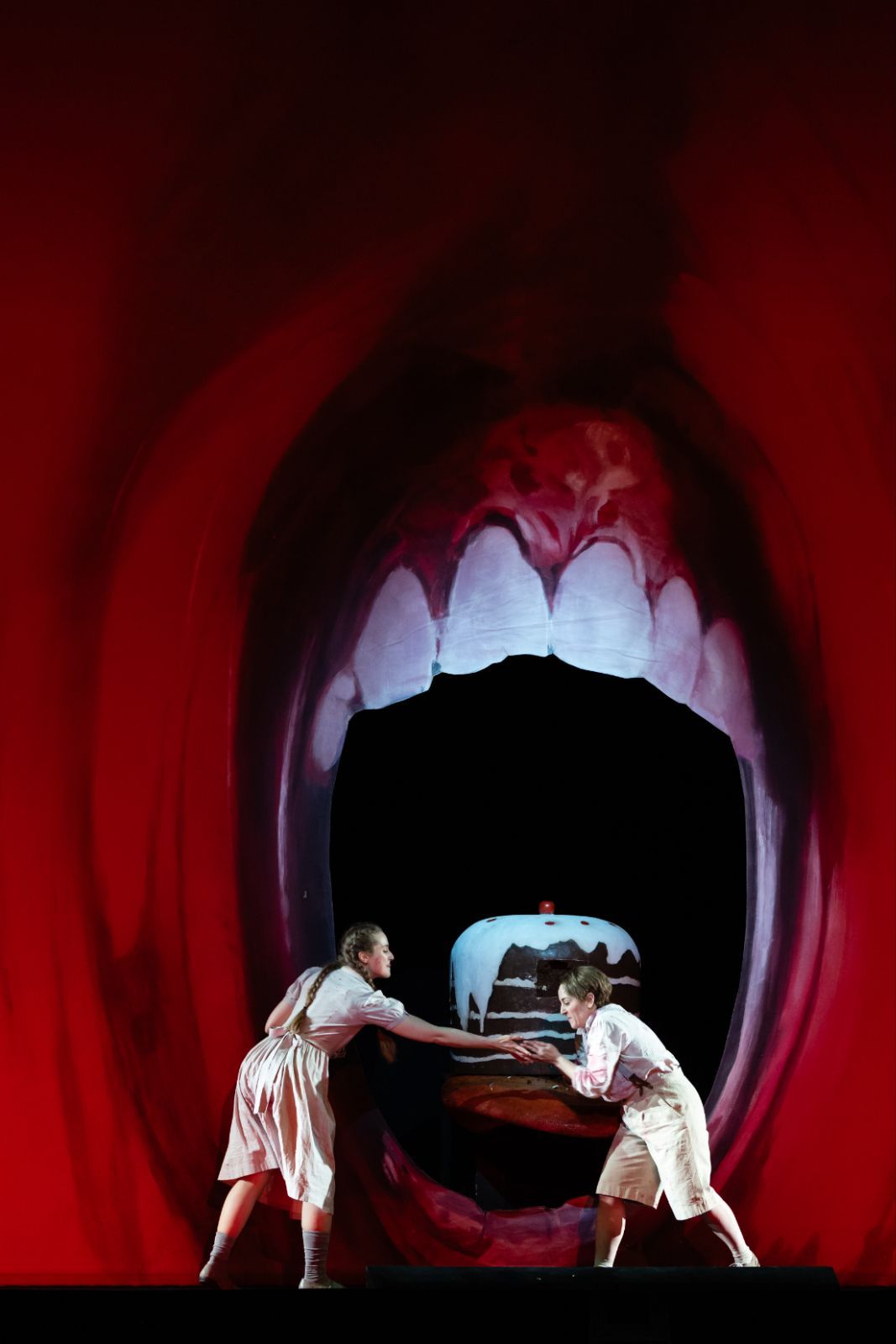 Nikola Hillebrand (Gretel) and Rachael Wilson (Hänsel) © Geoffroy Schied