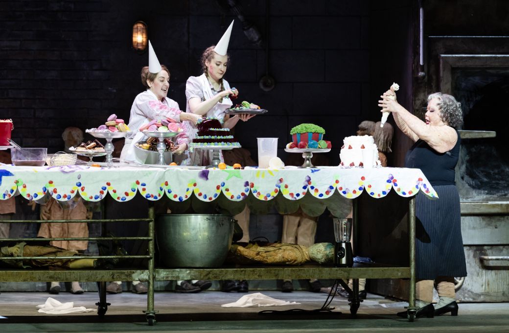 Rachael Wilson (Hänsel), Nikola Hillebrand (Gretel) and Ya-Chung Huang (Witch) © Geoffroy Schied