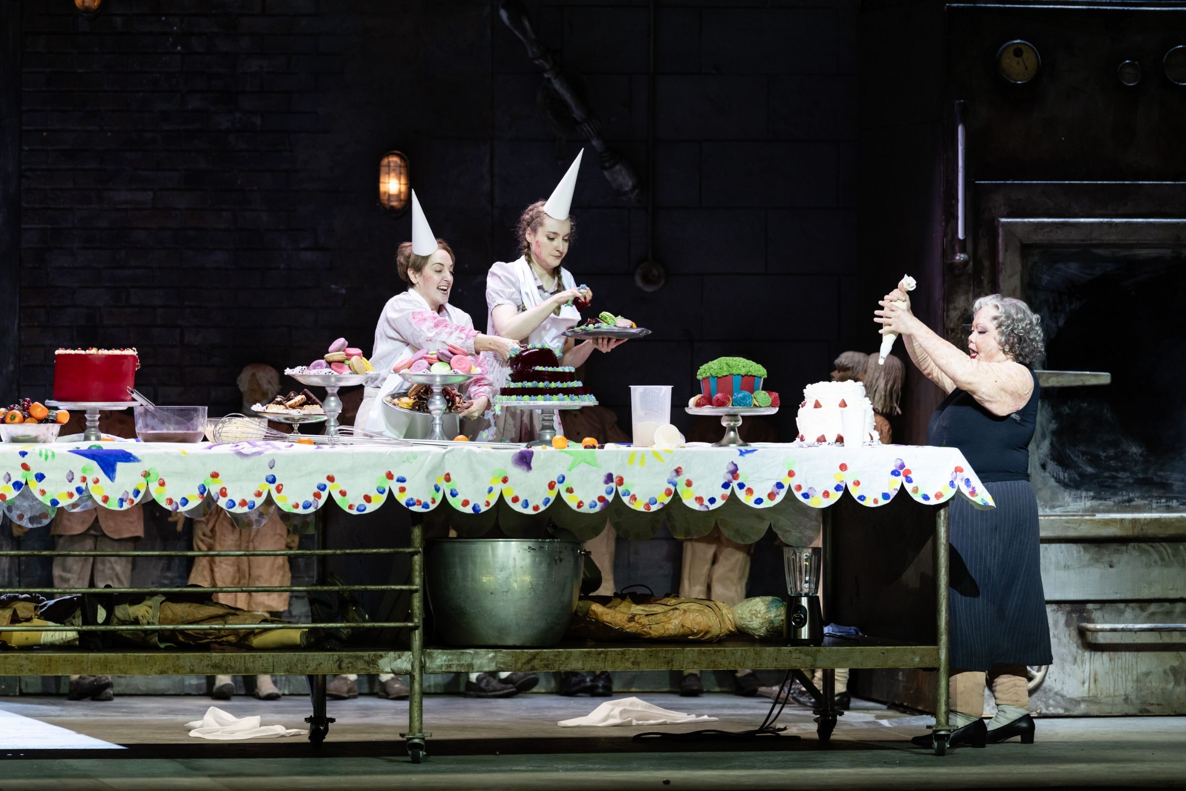 Rachael Wilson (Hänsel), Nikola Hillebrand (Gretel) and Ya-Chung Huang (Witch) © Geoffroy Schied