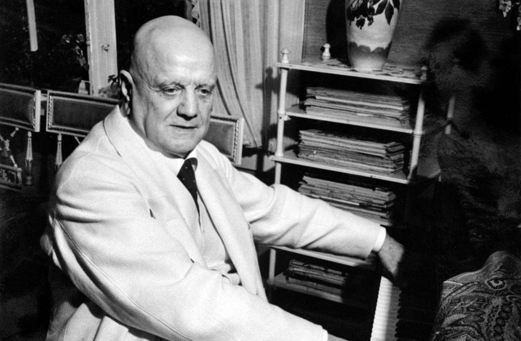Sibelius at his home, Ainola, playing the piano (1930) © Public domain