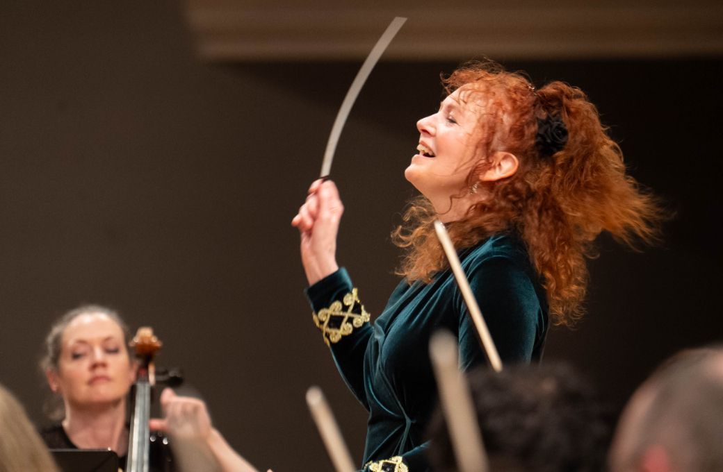Jeannette Sorrell conducts The Hallé &copy; Sharyn Bellemakers | The Hallé