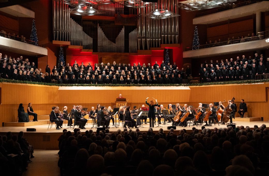 Jeannette Sorrell conducts The Hall&eacute; Choir and Orchestra &copy; Sharyn Bellemakers | The Hall&eacute;