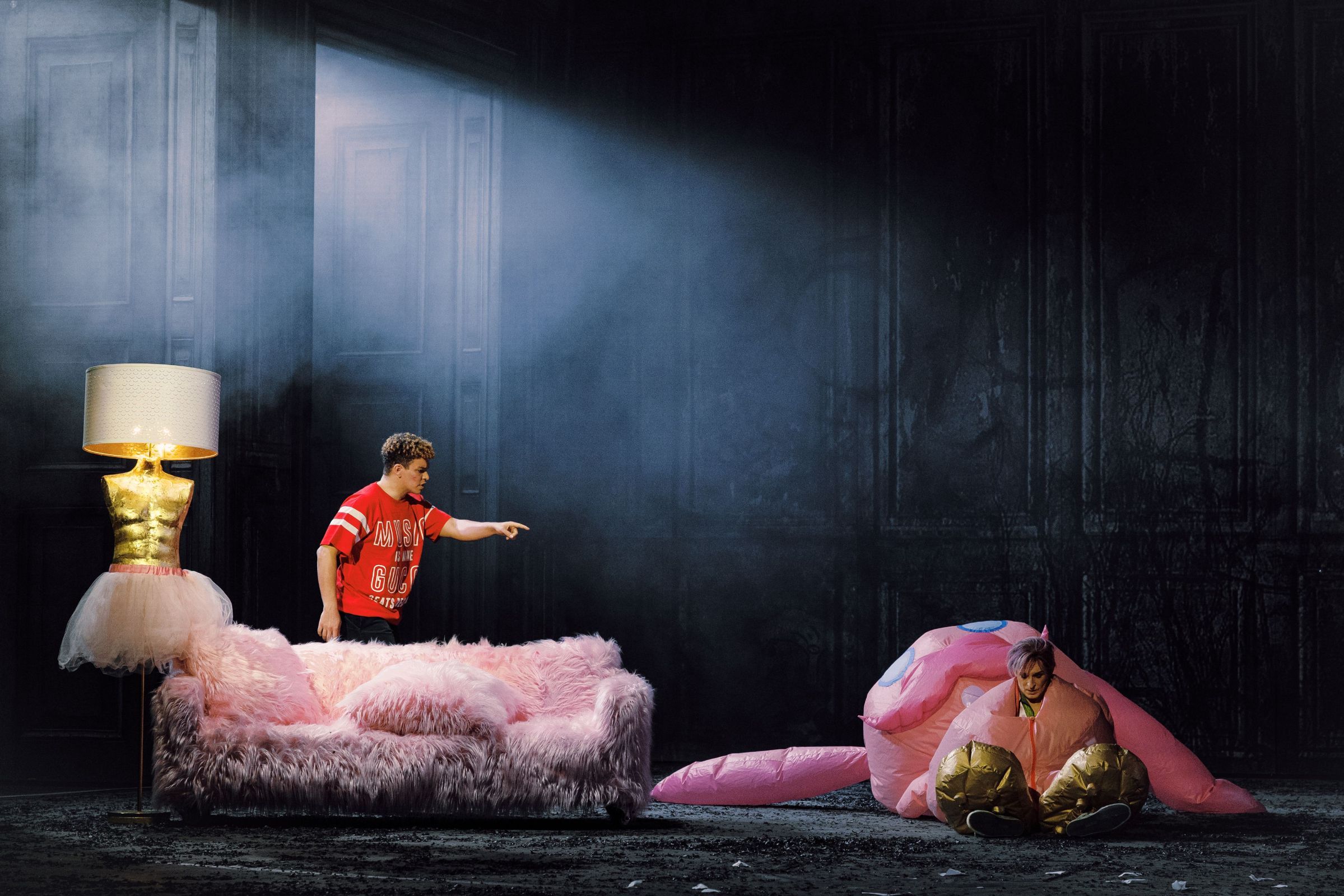 Lionel von Lawrence (Danny Robinson) and Oliver Liebl (Aschenbrödel) &copy; Marco Sommer | Volksoper Wien