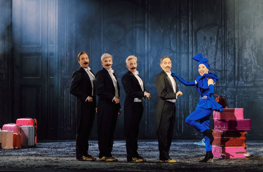 Ruth Brauer-Kvam (Miss Alice / Madame Francine) and Ensemble &copy; Marco Sommer | Volksoper Wien