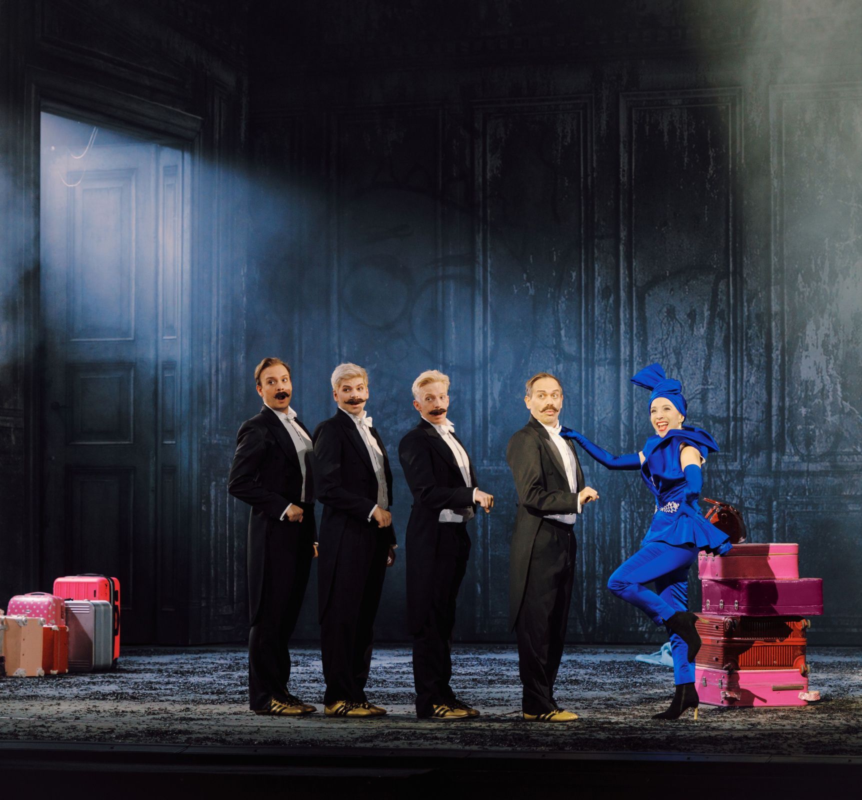 Ruth Brauer-Kvam (Miss Alice / Madame Francine) and Ensemble &copy; Marco Sommer | Volksoper Wien