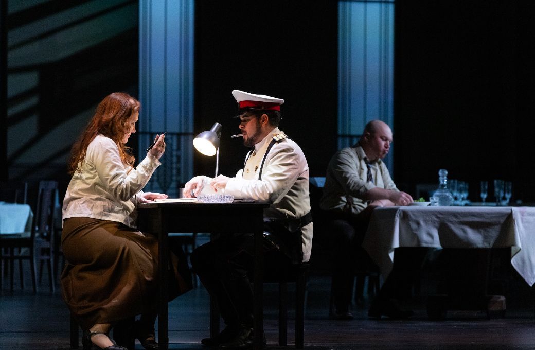 Sara Jakubiak (Katerina) and Oleg Budaratskiy (Police Inspector) &copy; Brescia e Amisano | Teatro alla Scala