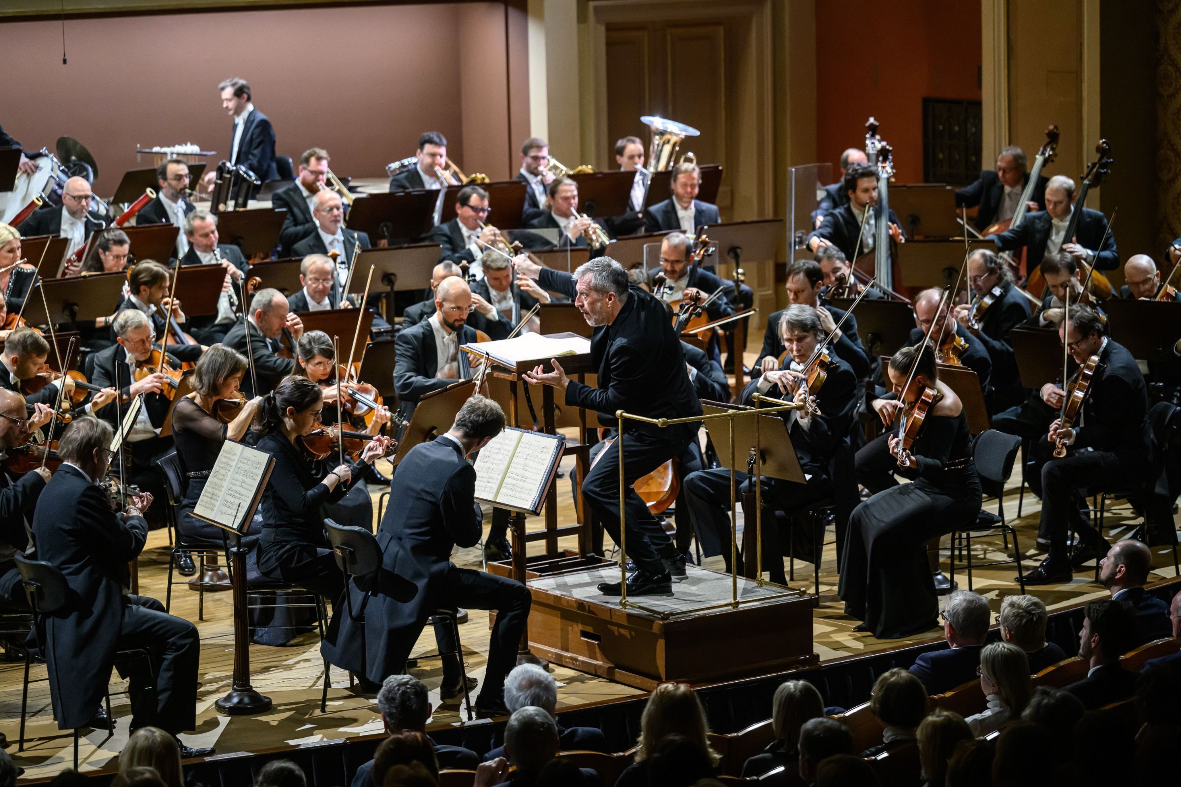 Thomas Adès conducts the Czech Philharmonic © Petra Hajská