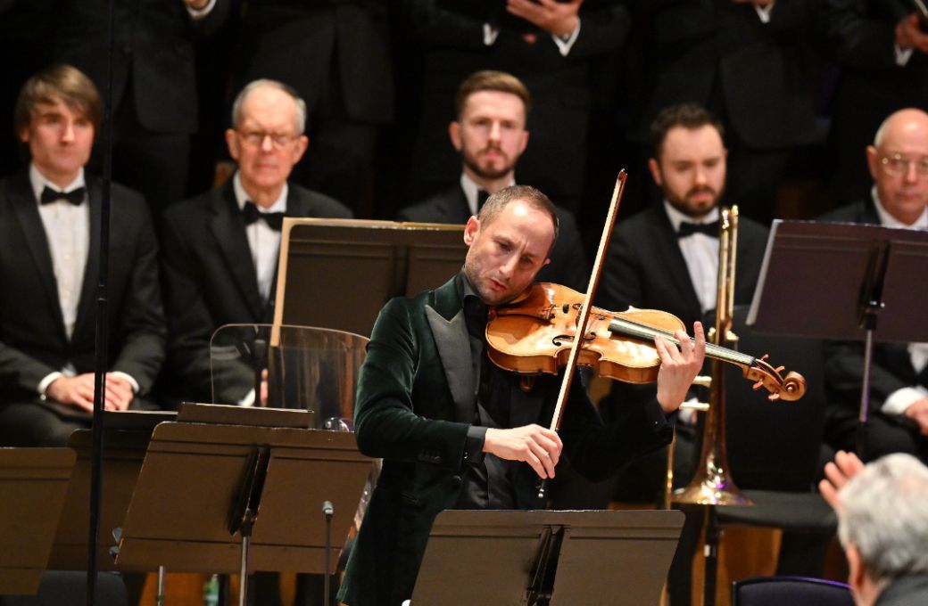 Antoine Tamestit and the London Symphony Chorus © LSO | Mark Allan