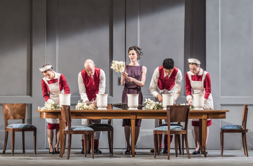 Jacquelyn Stucker (Ginevra) and servants &copy; RBO 2025 | Marc Brenner
