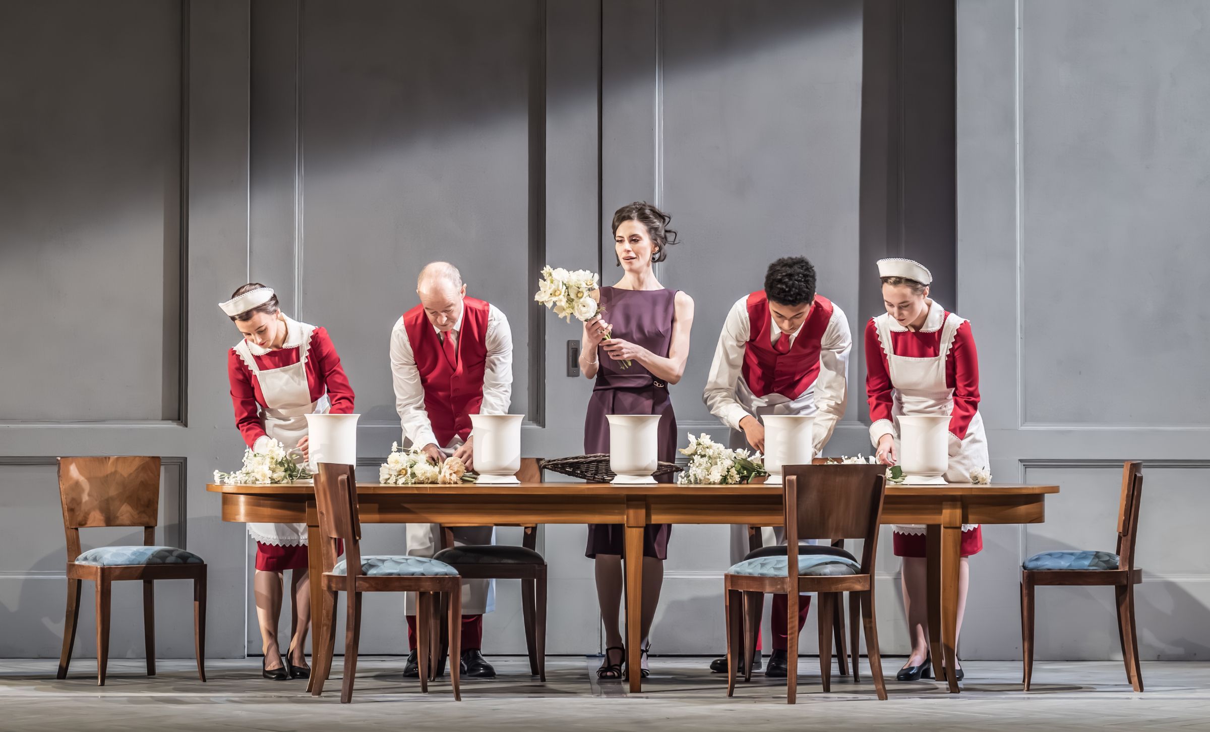 Jacquelyn Stucker (Ginevra) and servants &copy; RBO 2025 | Marc Brenner