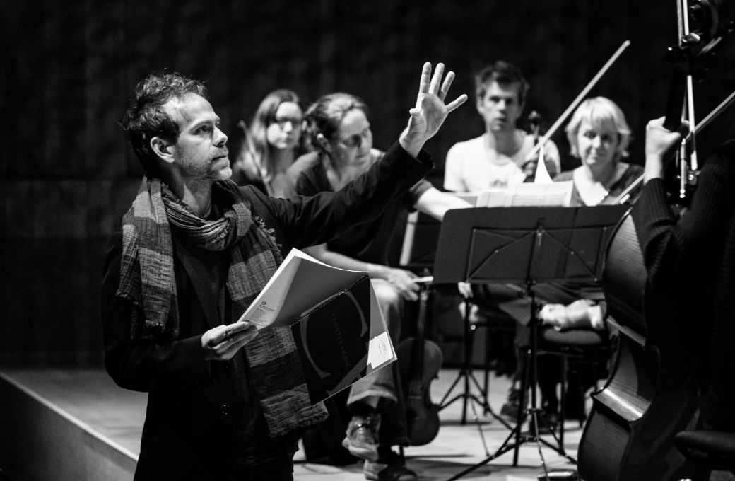 Bryce Dessner in rehearsal &copy; Peter Hundert