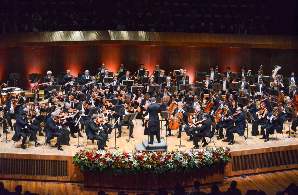 Sylavain Gasan&ccedil;on al frente de la Orquesta Filarm&oacute;nica de la UNAM &copy; Paola Flores Rodr&iacute;guez | M&uacute;sica UNAM