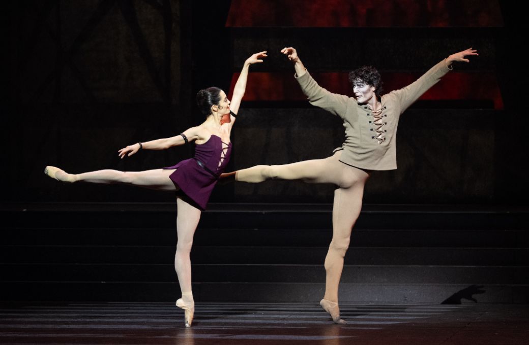 Amandine Albisson (Esmeralda) et Hugo Marchand (Quasimodo) © Yonathan Kellerman / Opéra national de Paris