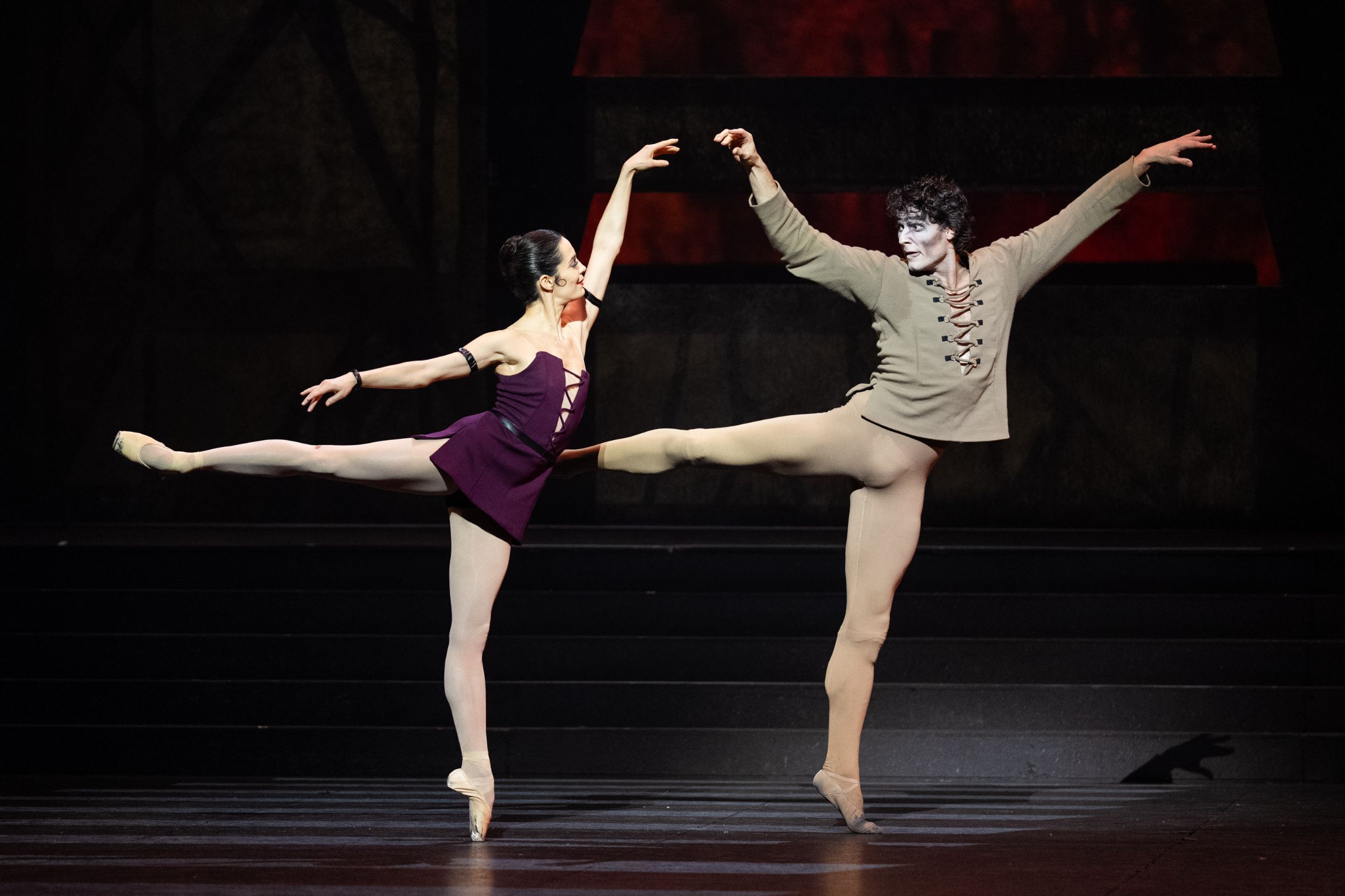 Amandine Albisson (Esmeralda) et Hugo Marchand (Quasimodo) &copy; Yonathan Kellerman / Opéra national de Paris