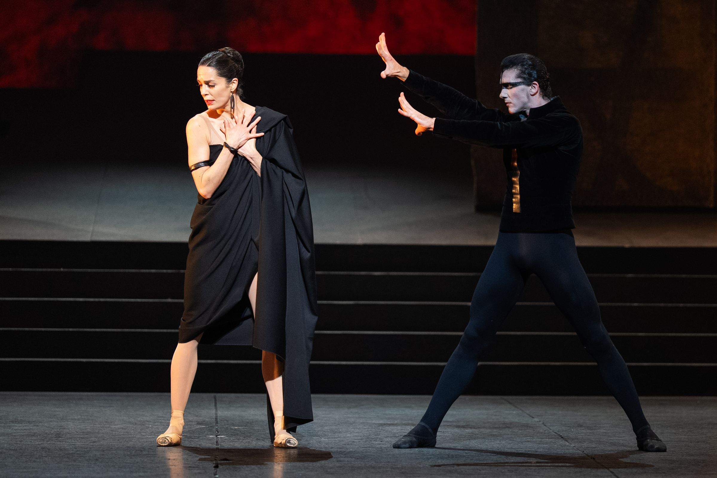 Amandine Albisson (Esmeralda) et Pablo Legasa (Frollo) &copy; Yonathan Kellerman / Opéra national de Paris