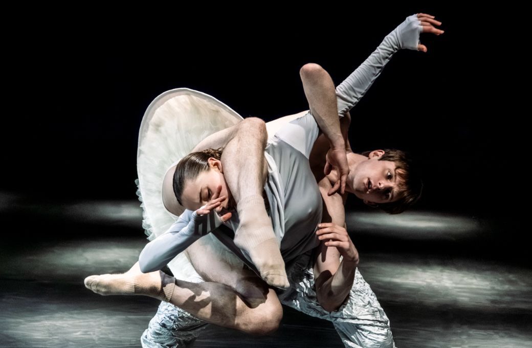 Nederlands Dans Theater 1 in Jiří Kylián's <i>Mémoires d'Oubliettes</i> © Joris-Jan Bos