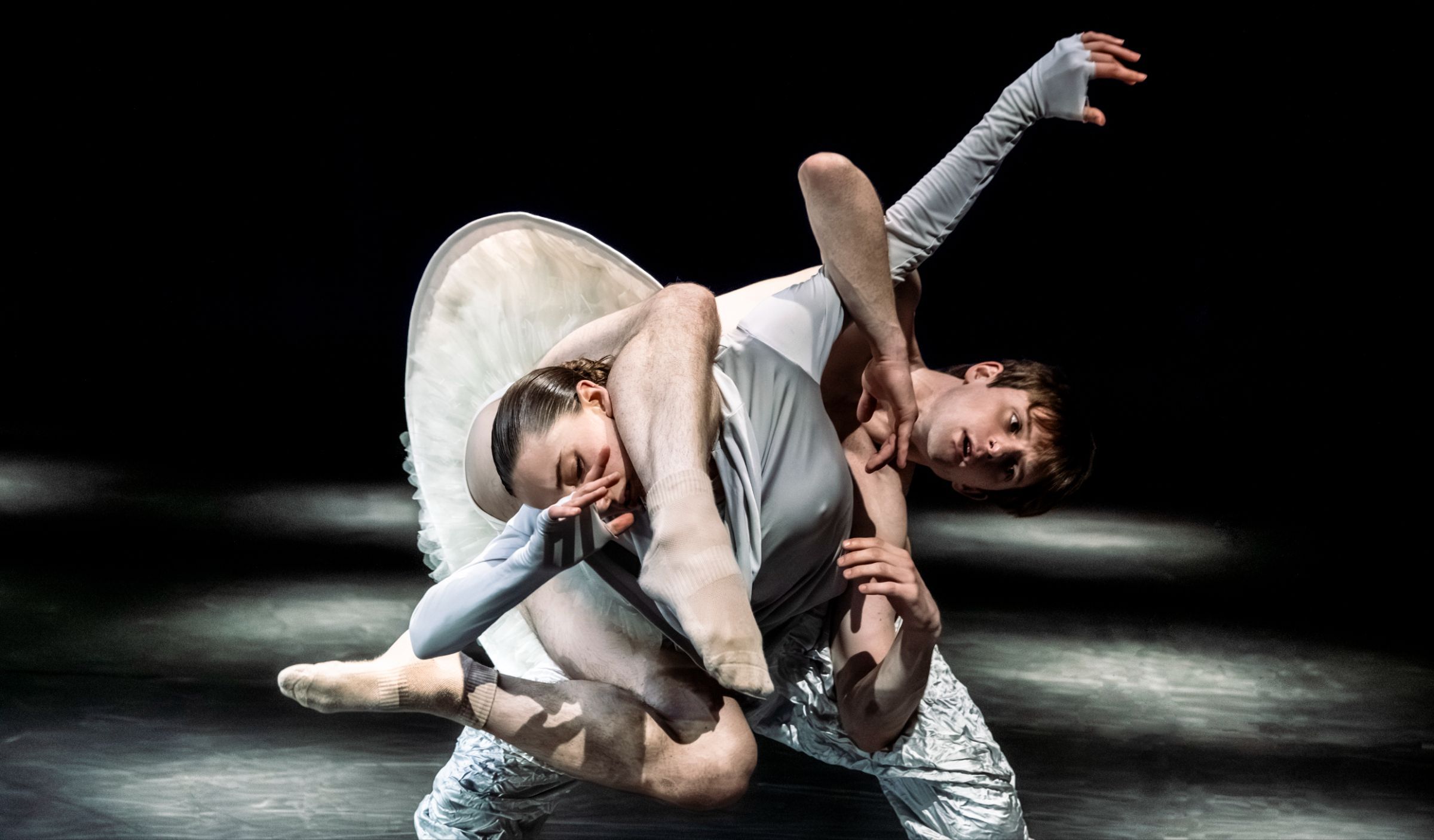 Nederlands Dans Theater 1 in Jiří Kylián's <i>Mémoires d'Oubliettes</i> &copy; Joris-Jan Bos