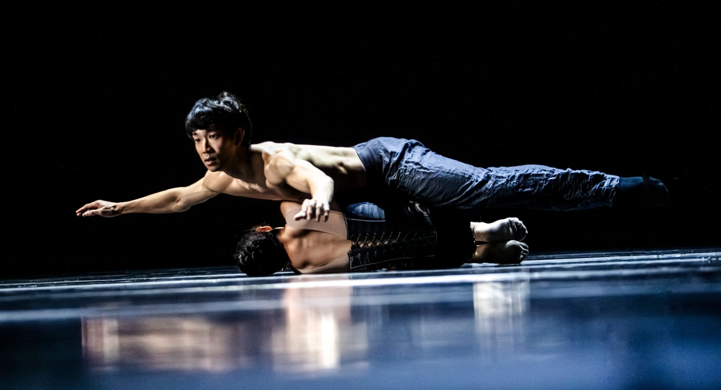 Surimu Fukushi and Yukino Takaura in Jiří Kylián's <i>Mémoires d'Oubliettes</i> &copy; Joris-Jan Bos