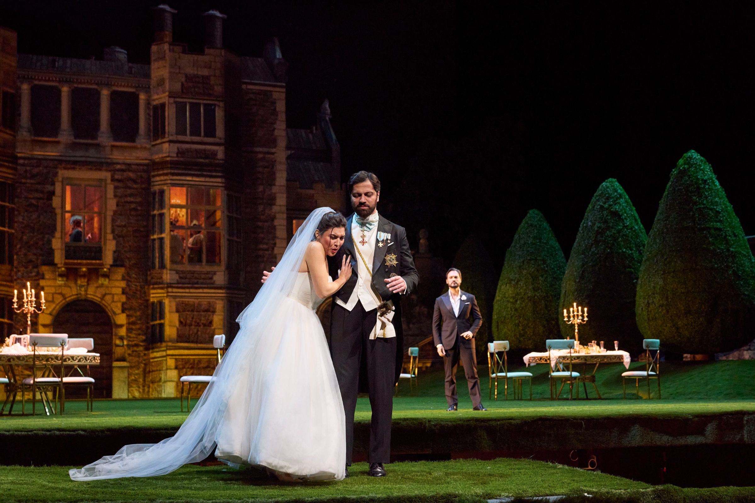 Désirée Giove (Glauce) and Giorgi Manoshvili (Creonte) &copy; Luciano Romano