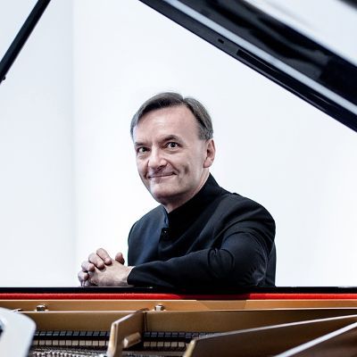 © Sim Canetty-Clarke