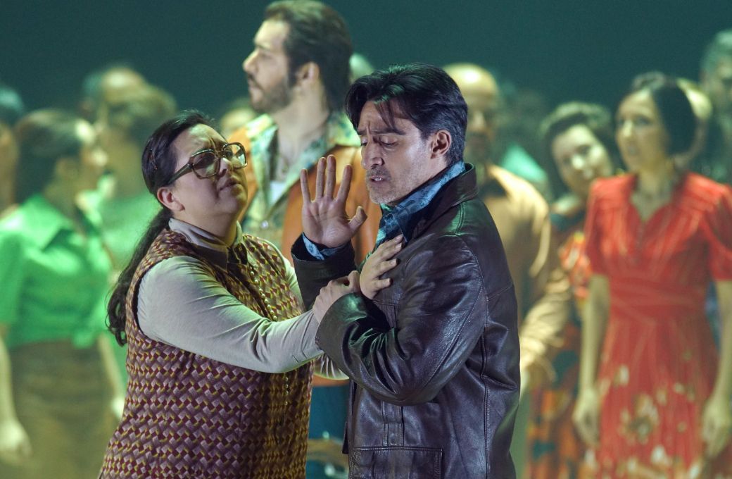 Adriana González (Micaëla), Charles Castronovo (Don José) y Coro Titular del Teatro Real © Javier del Real | Teatro Real
