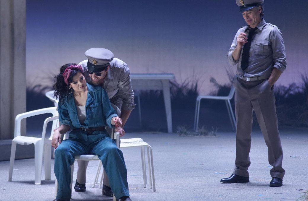Aigul Akhmetshina (Carmen), Toni Marsol (Moralès) y David Lagares (Zuniga) © Javier del Real | Teatro Real