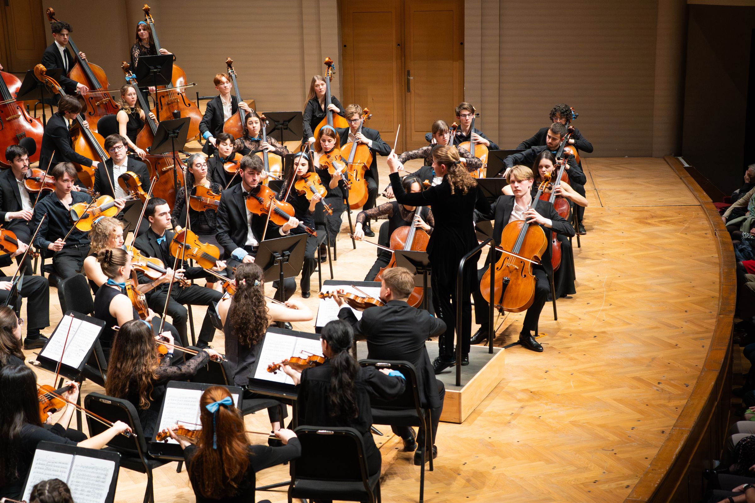 Kristiina Poska dirige l'Orchestre Français des Jeunes à Bozar &copy; Marion Rousseau