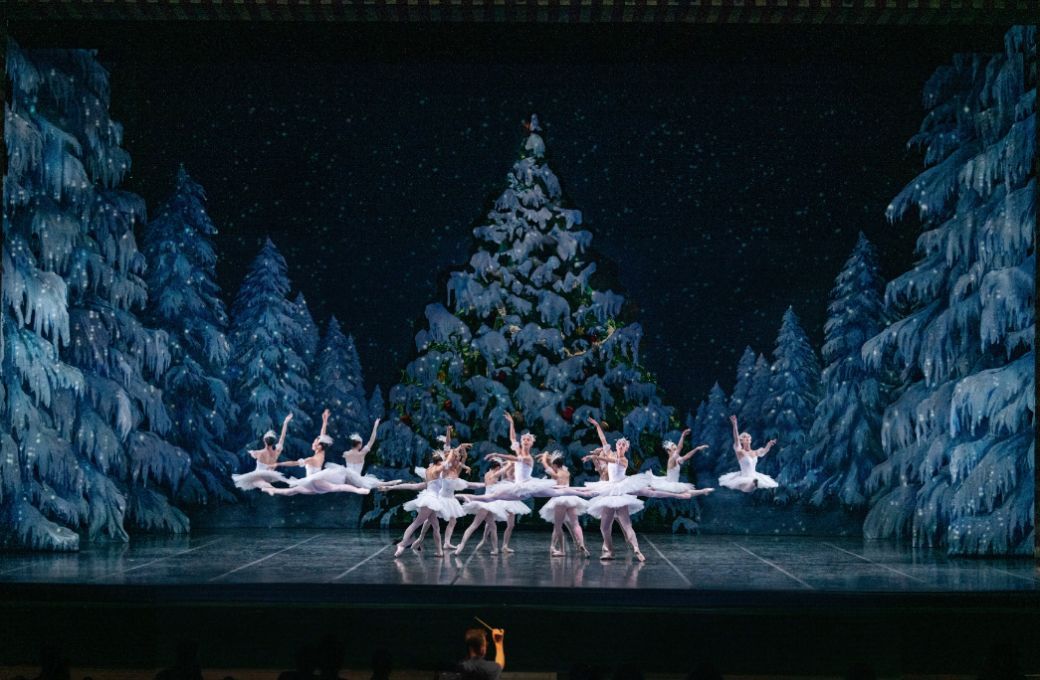 Ballet Teatro Colon in the Snow Scene in Silvia Bazilis’ <i>The Nutcracker</i> © Carlos Villamayor