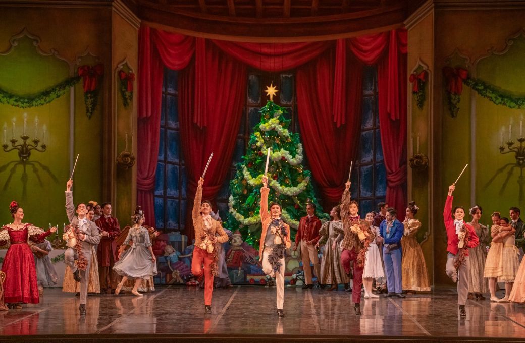 Ballet Teatro Col&oacute;n in the Prologue of Silvia Bazilis&rsquo; <i>The Nutcracker</i> &copy; Carlos Villamayor