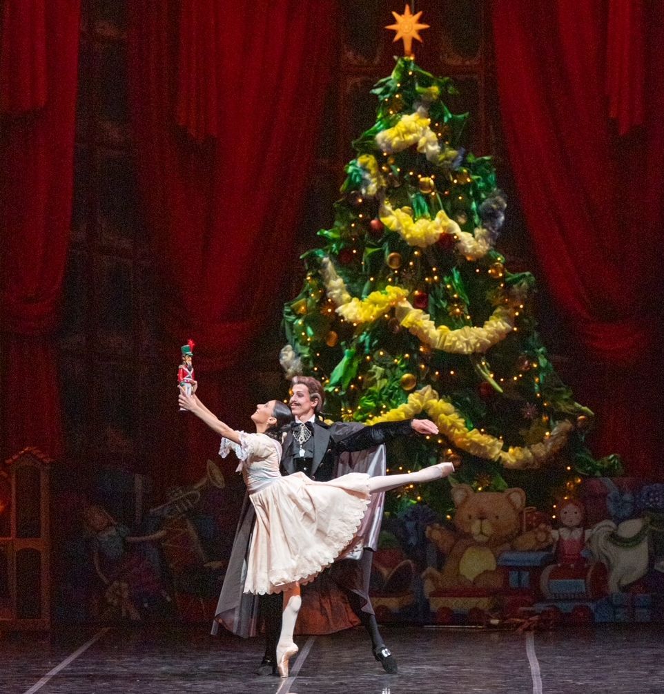 Roc&iacute;o Ag&uuml;ero as Clara and Antonio Lupi as Drosselmeyer in Silvia Bazilis&rsquo; <i>The Nutcracker</i> &copy; Carlos Villamayor