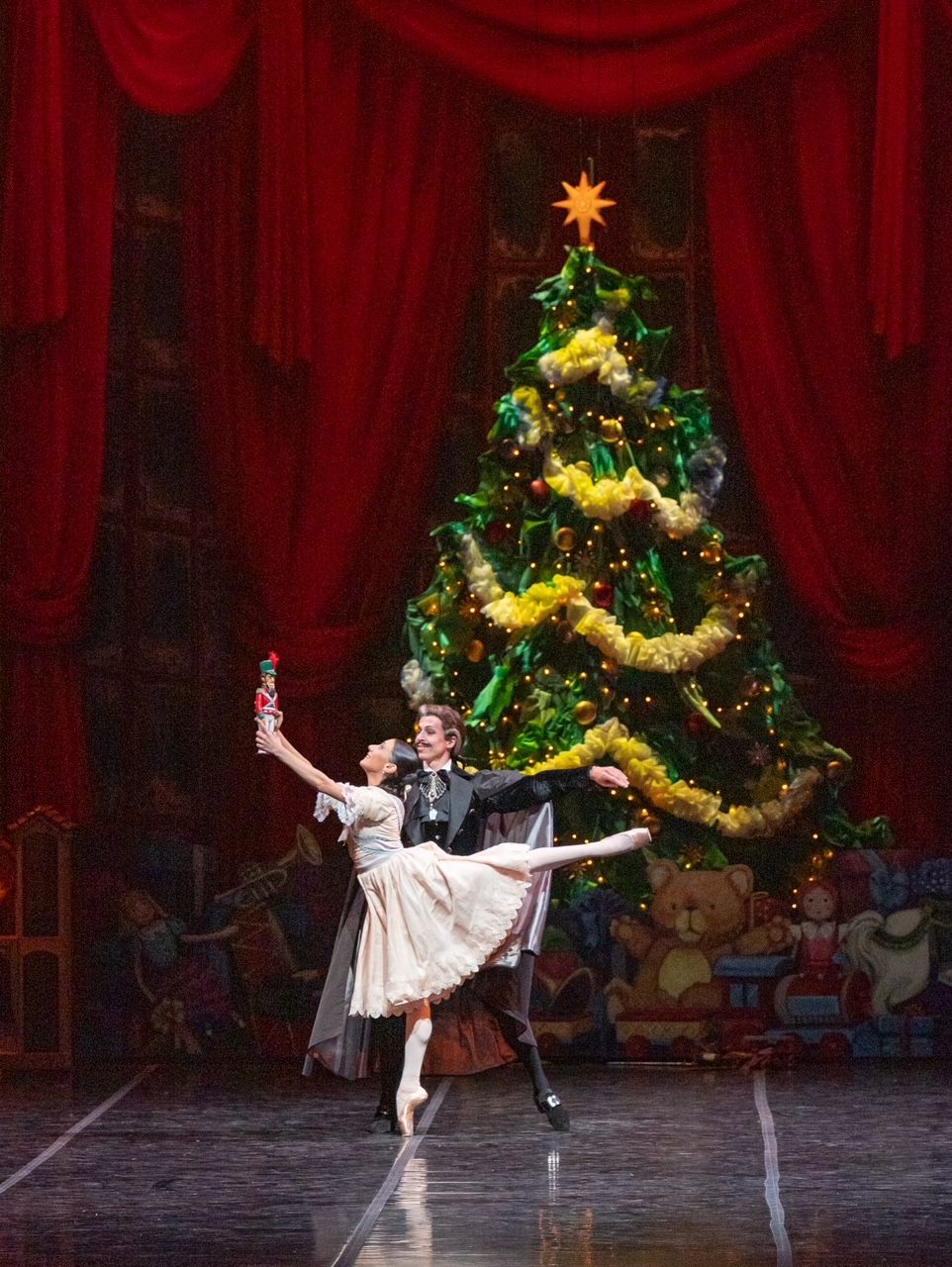 Rocío Agüero as Clara and Antonio Lupi as Drosselmeyer in Silvia Bazilis’ <i>The Nutcracker</i> &copy; Carlos Villamayor