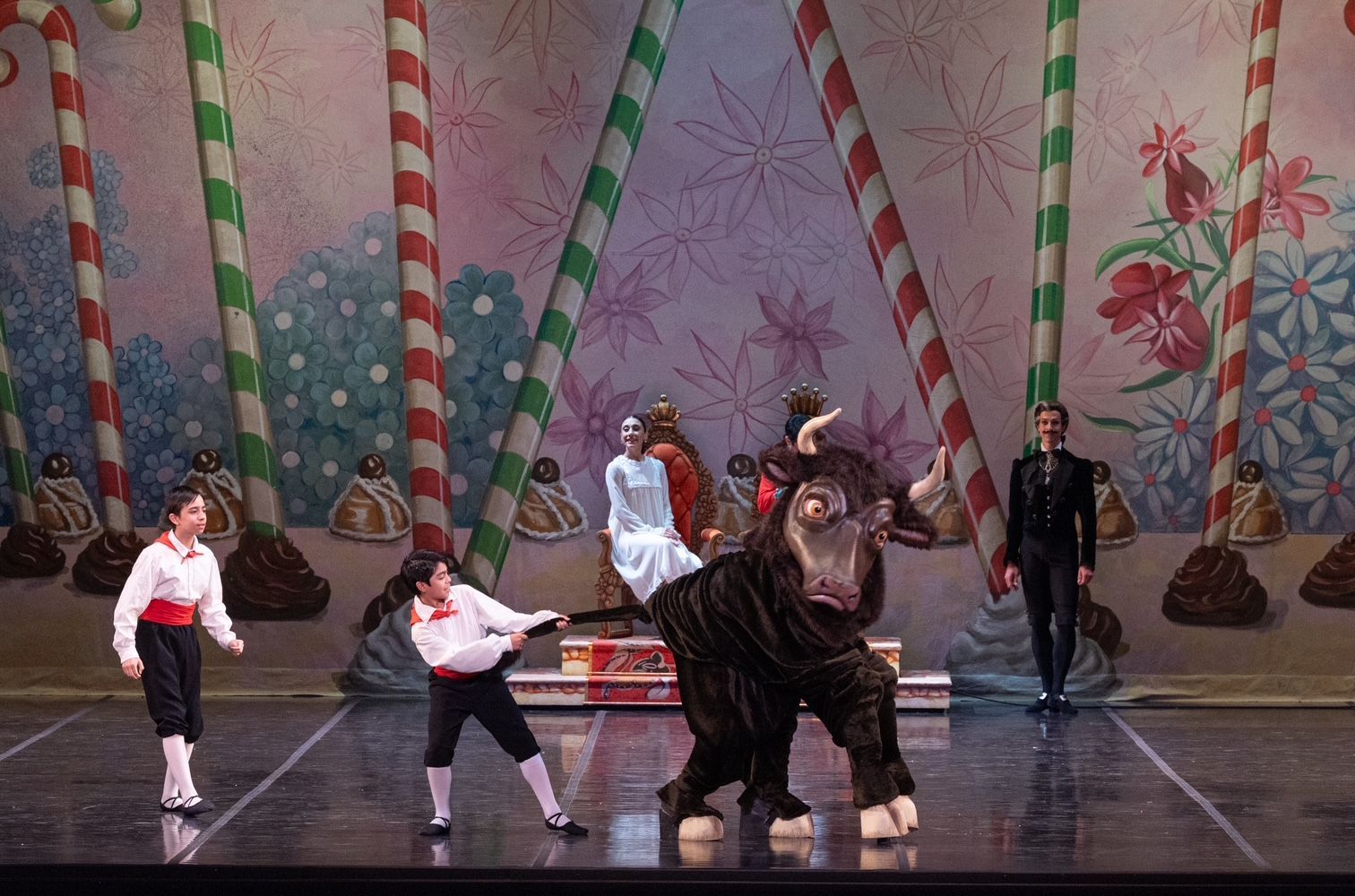 The Spanish Dance in Act 2 of <i>The Nutcracker</i> for Ballet Teatro Colón &copy; Carlos Villamayor