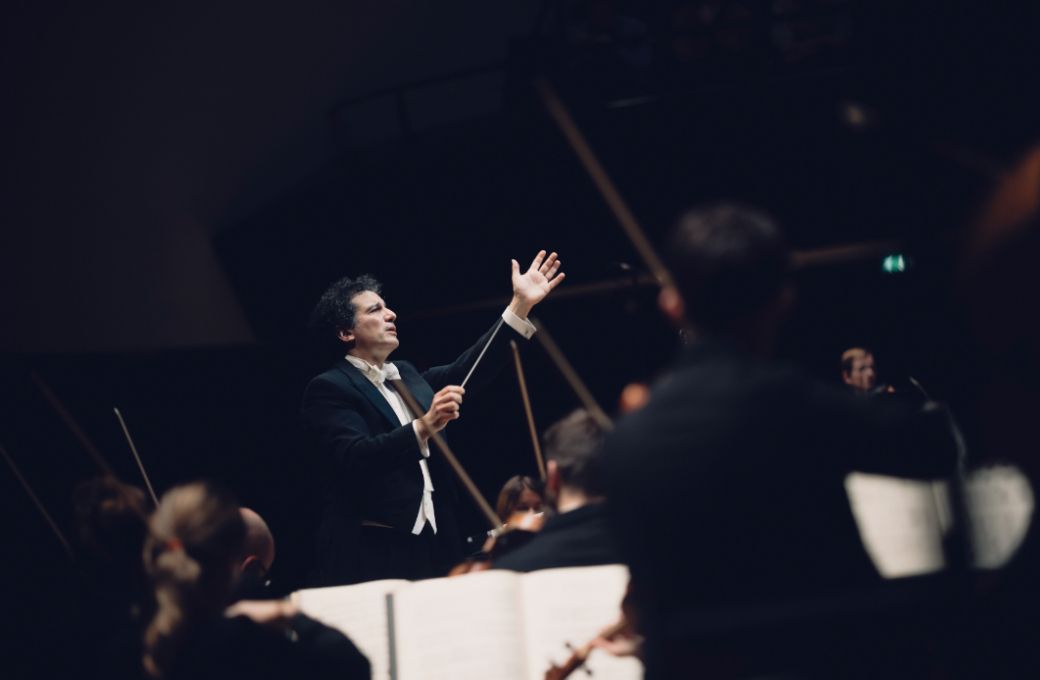 Alain Altinoglu dirige le Ch&oelig;ur et l'Orchestre de Paris &copy; Denis Allard