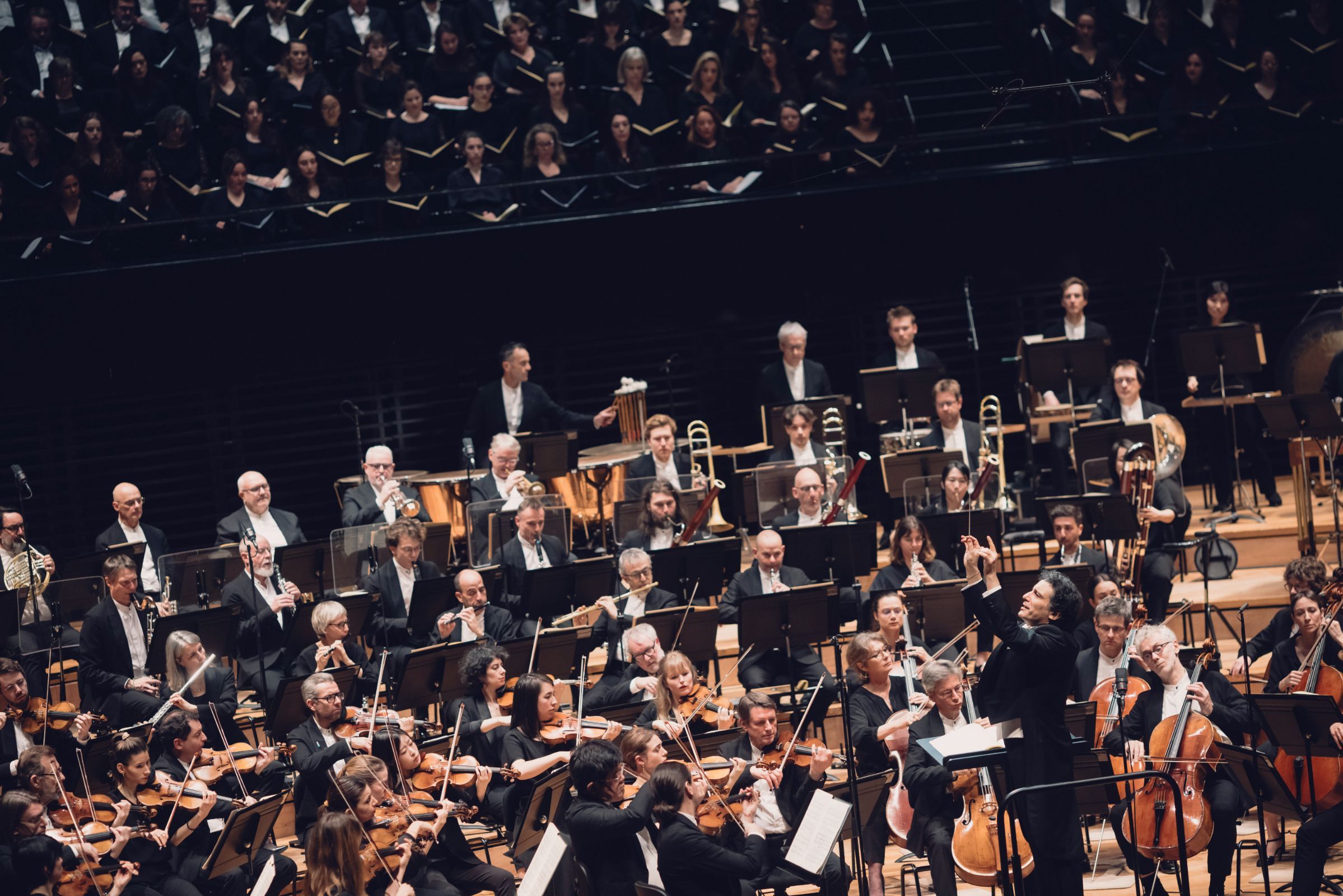 Alain Altinoglu dirige le Chœur et l'Orchestre de Paris © Denis Allard