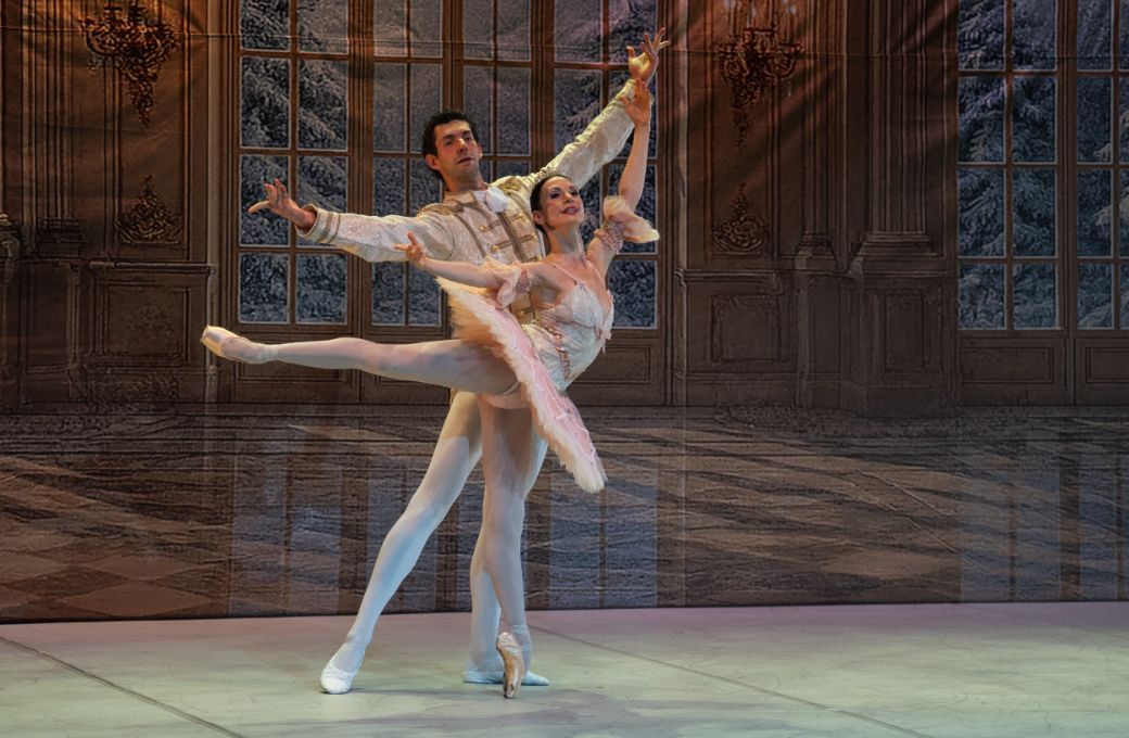 Luca De-Poli as the Prince and Liudmila Konovalova as the Sugar Plum Fairy in <i>The Nutcracker</i> &copy; Andrej Uspenski