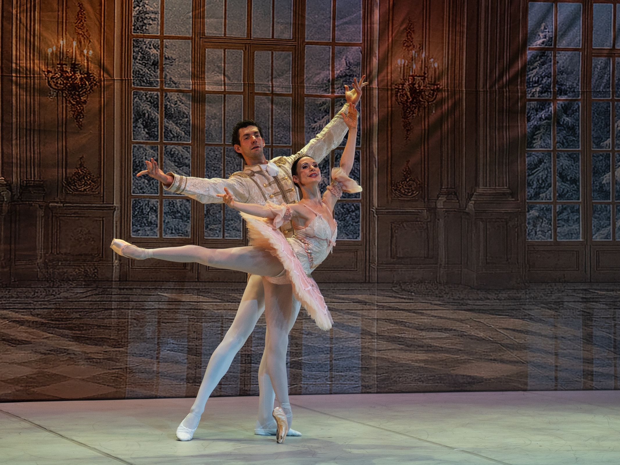 Luca De-Poli as the Prince and Liudmila Konovalova as the Sugar Plum Fairy in <i>The Nutcracker</i> &copy; Andrej Uspenski