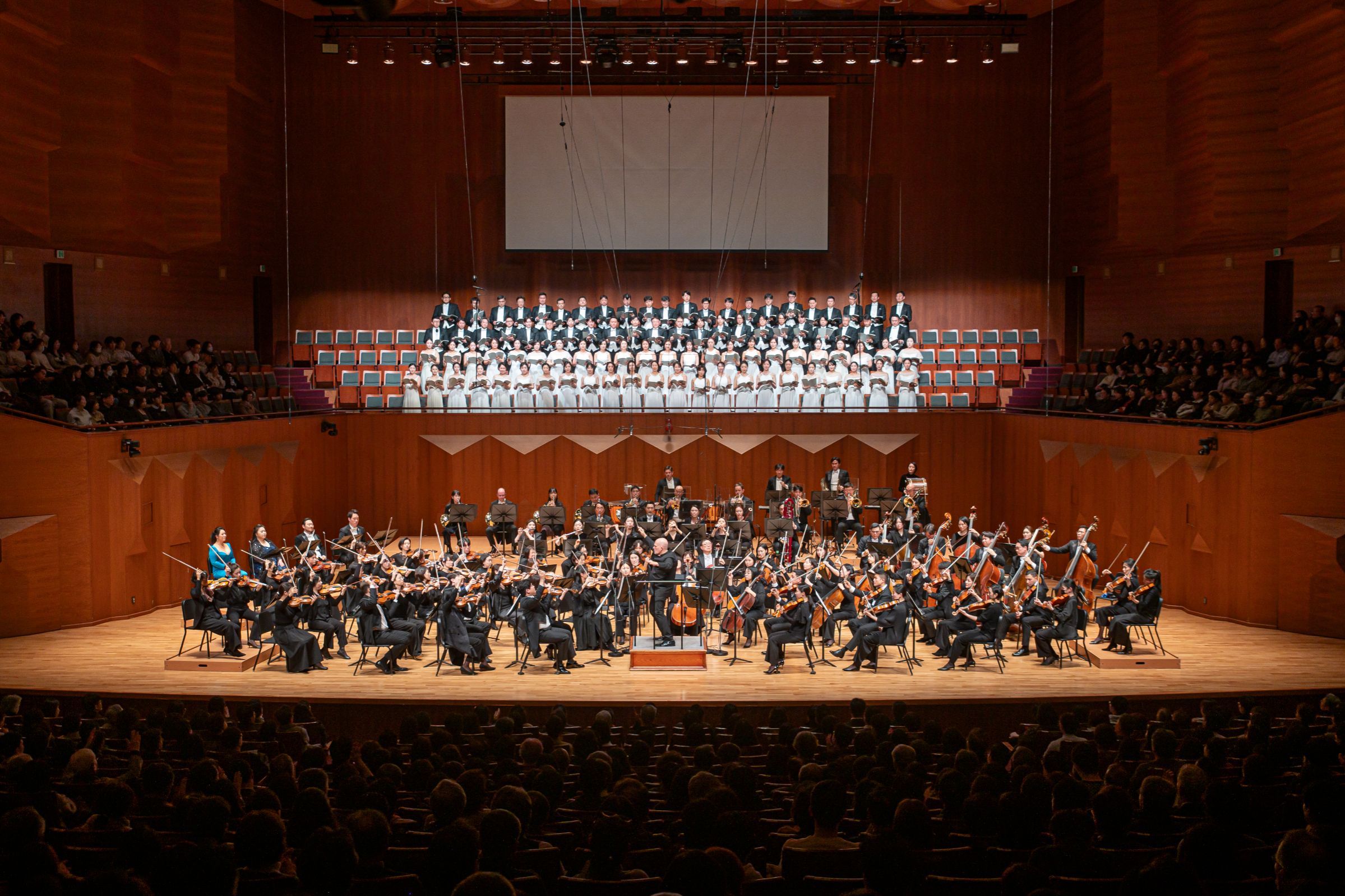 Jaap van Zweden and the Geyang Civic Choir, Seongname City Chorus and Seoul Philharmonic © Seoul Philharmonic