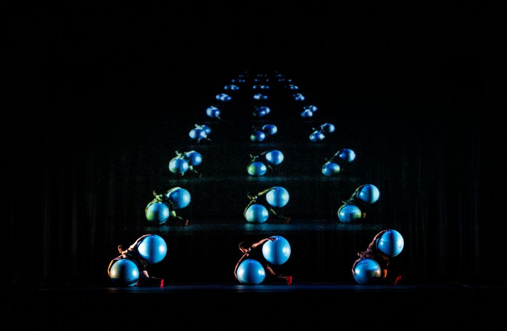 MOMIX in Moses Pendleton's <i>ALICE</i> &copy; Renato Mangolin