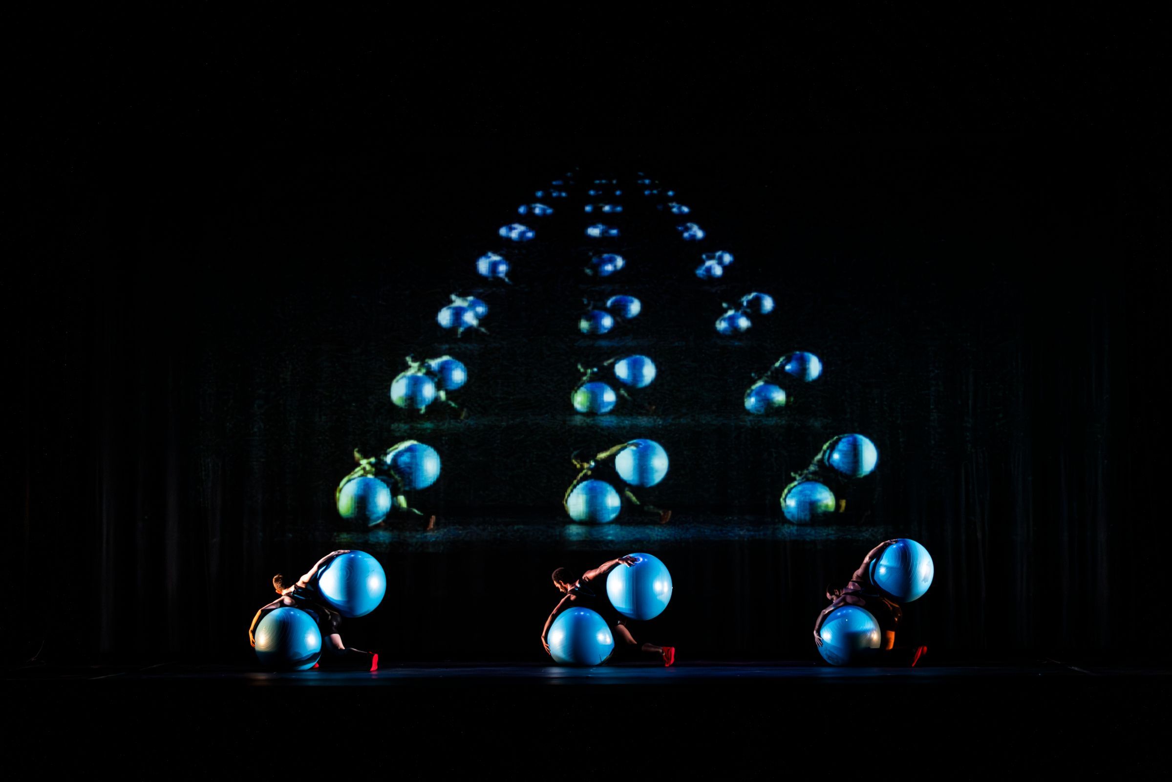 MOMIX in Moses Pendleton's <i>ALICE</i> &copy; Renato Mangolin
