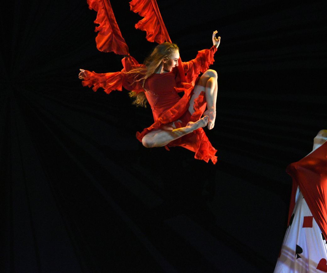 Seah Hagan in Moses Pendleton's <i>ALICE</i> &copy; Equilibre Monaco