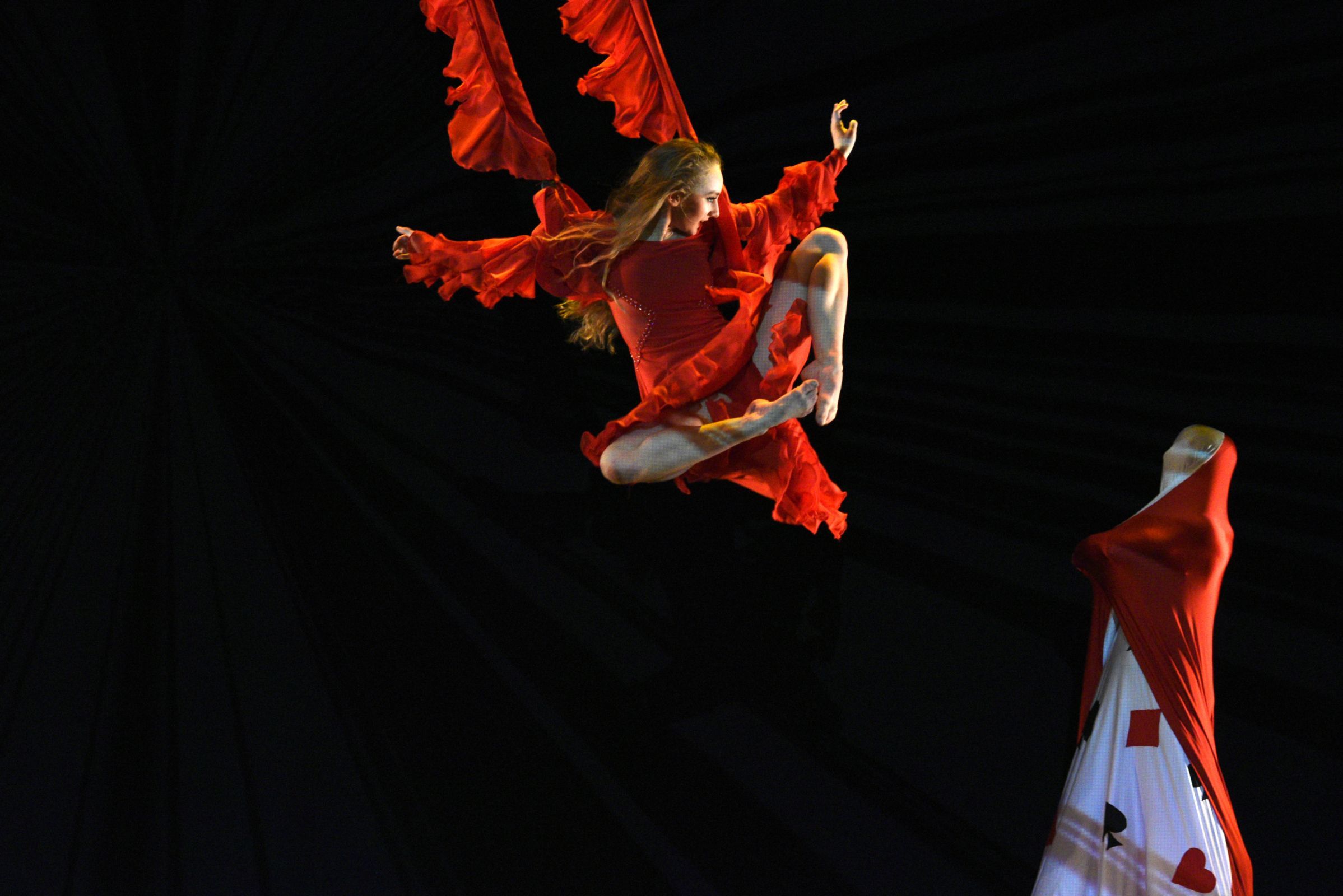 Seah Hagan in Moses Pendleton's <i>ALICE</i> &copy; Equilibre Monaco