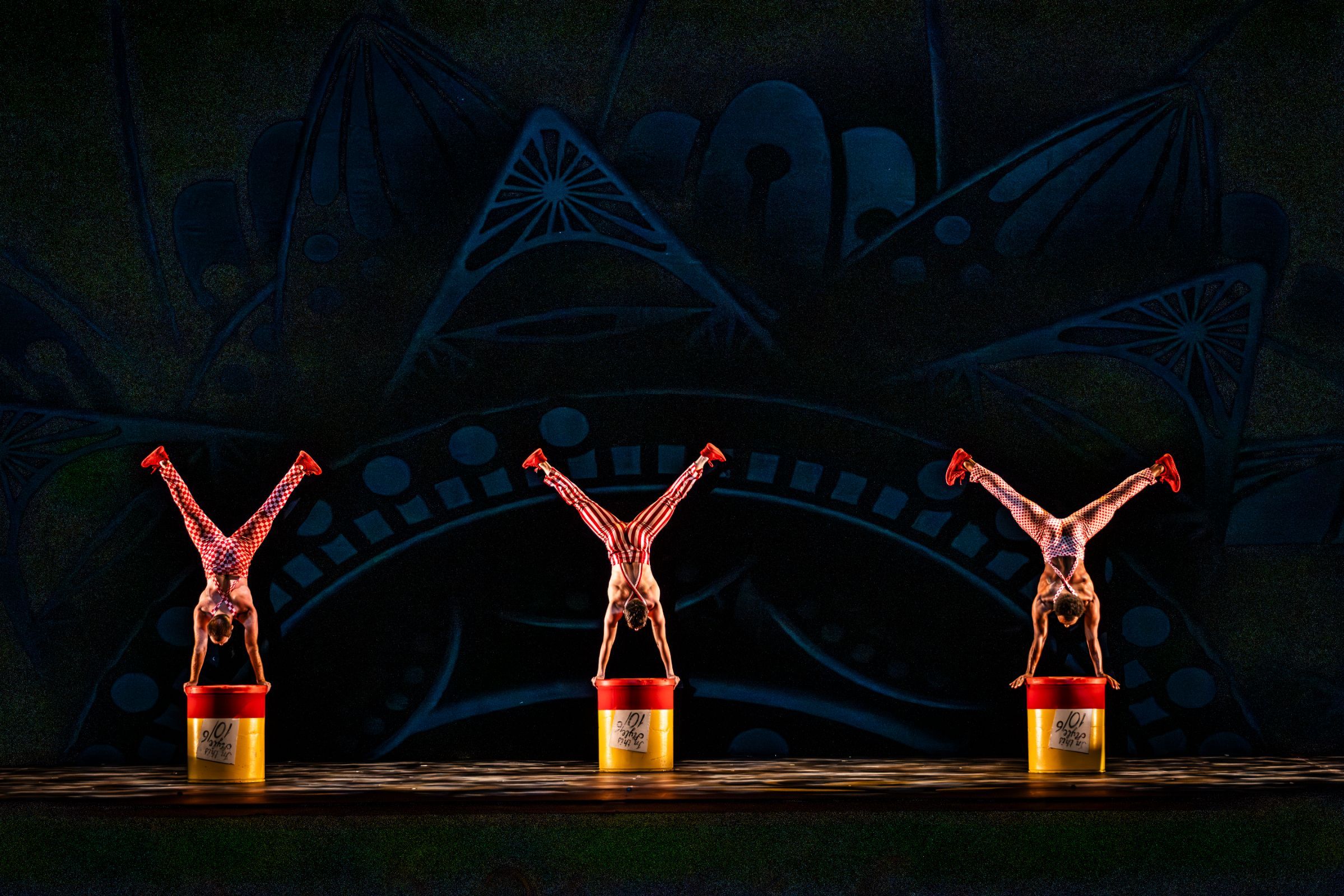 MOMIX in Moses Pendleton's <i>ALICE</i> &copy; Renato Mangolin
