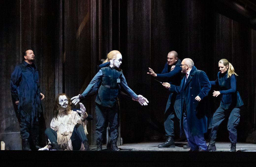 David Butt Philip (Florestan), Tareq Nazmi (Rocco), Christopher Maltman (Don Pizarro), Malin Bystr&ouml;m &copy; Stephan Br&uuml;ckler